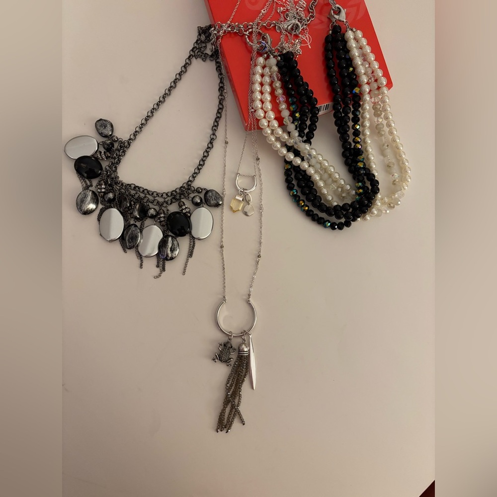 Premier jewelry lot - Silver and Black Multi-Strand Necklace Set